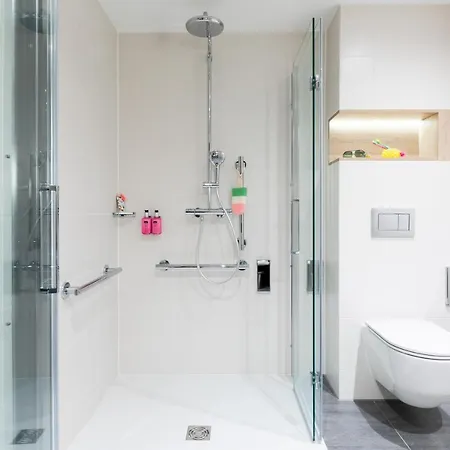 Moxy 3*