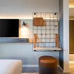 Moxy 3*