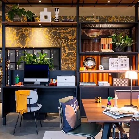 Moxy 3*