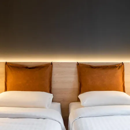 Moxy 3*