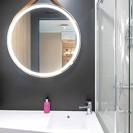 Moxy 3*