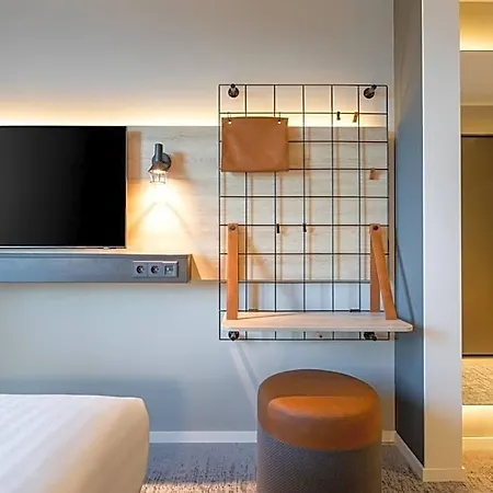 Moxy 3*