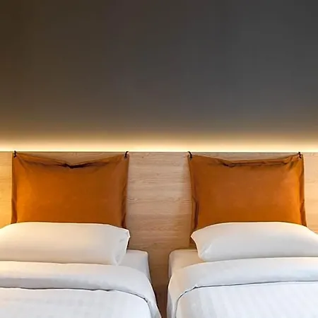 Moxy 3*